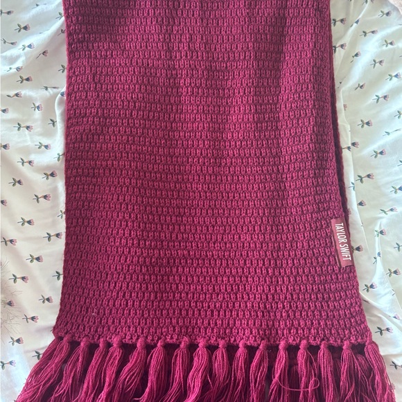 Taylor Swift Official RED All Too Well Scarf - Picture 2 of 2